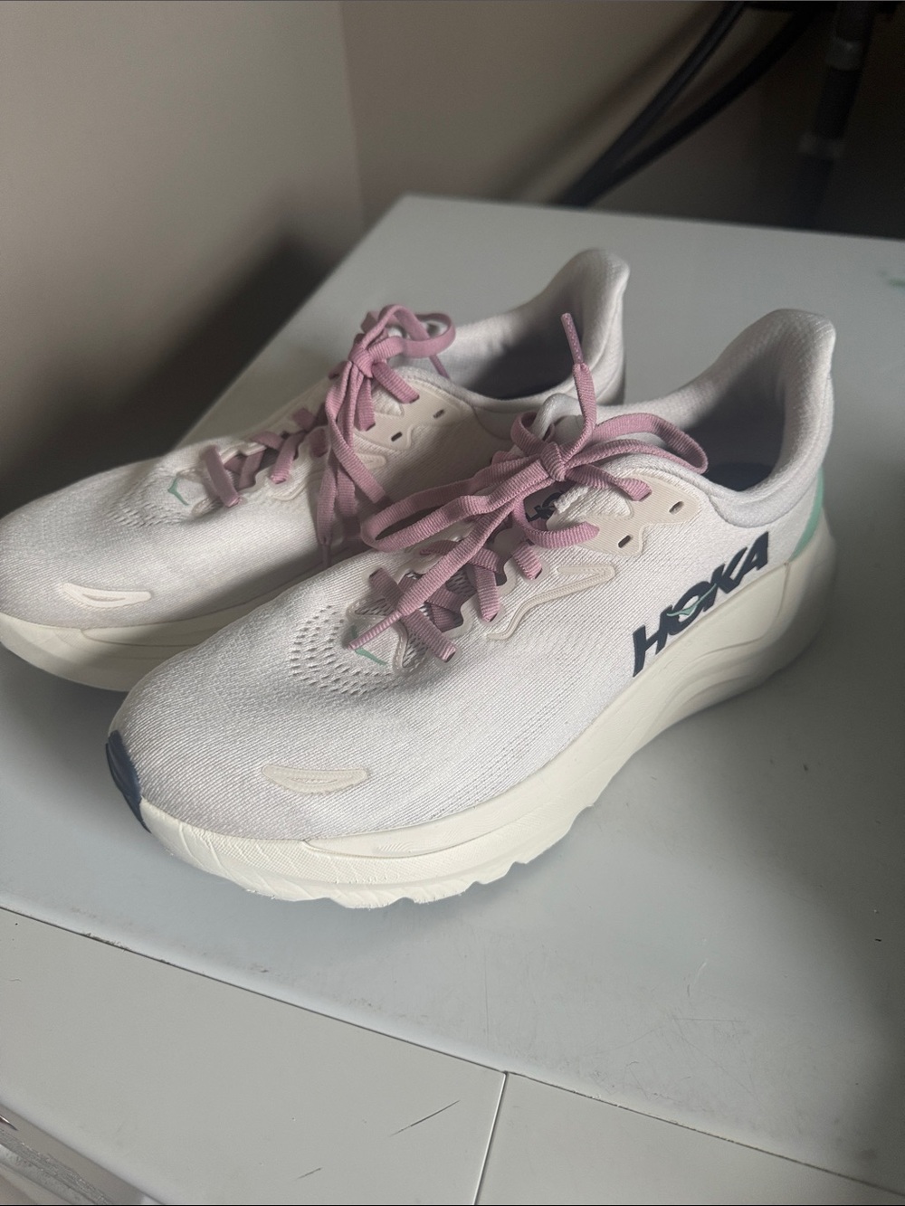 Hoka Arahi 8 Women's Pale Pink and Lavender Lace Cushioned Trainers